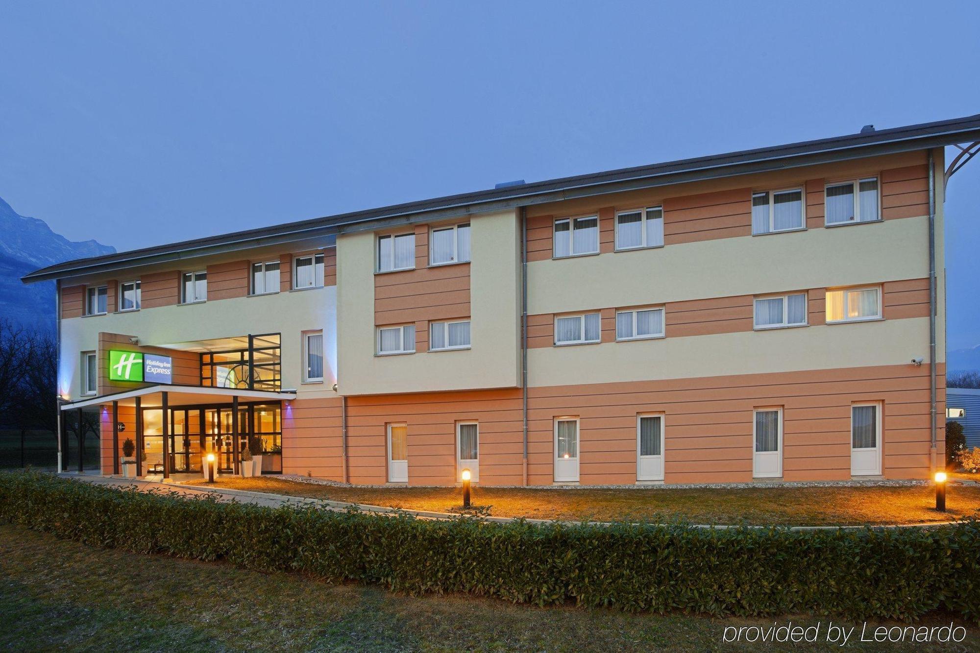 Holiday Inn Express Grenoble-Bernin Exterior photo