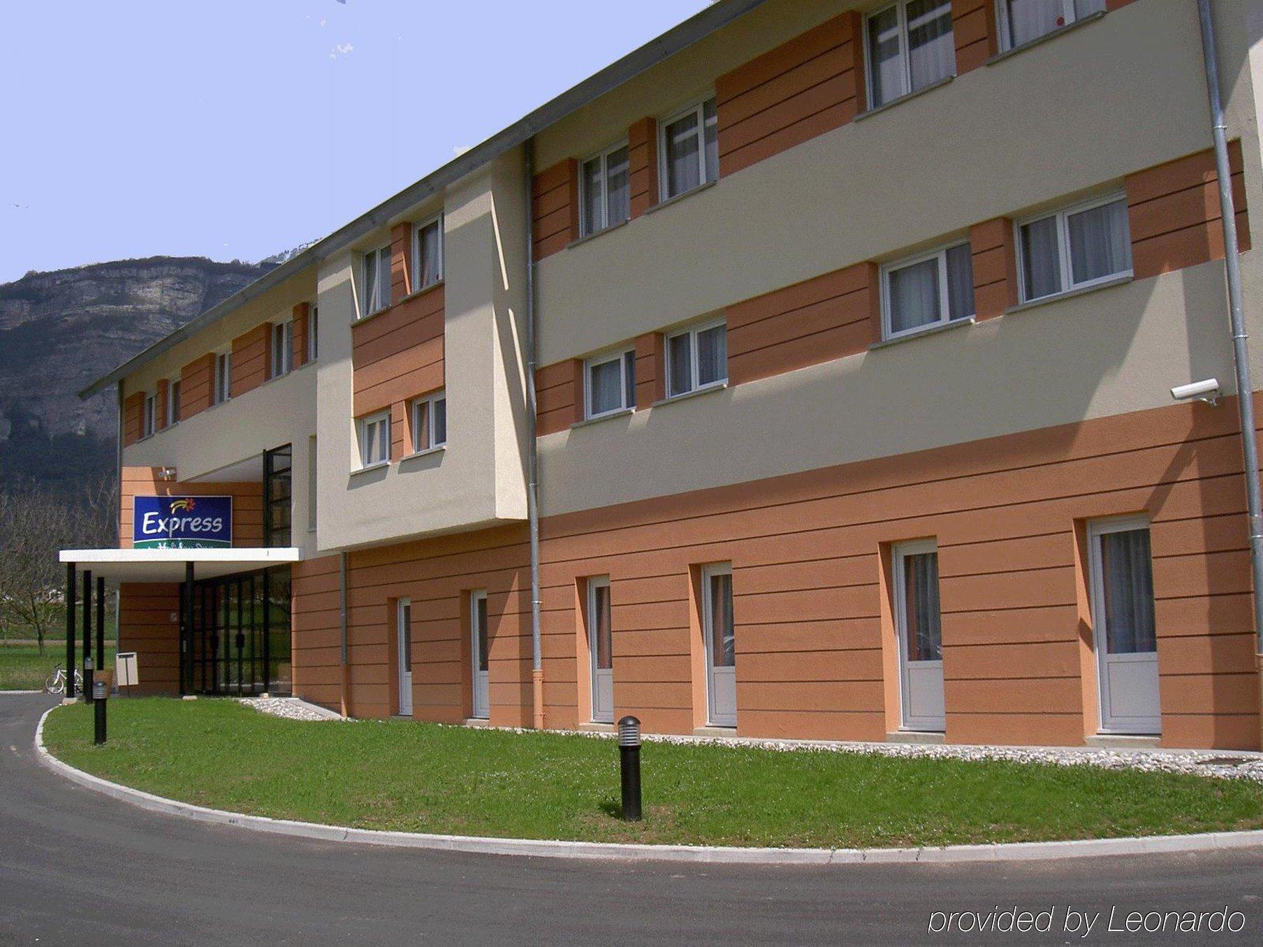 Holiday Inn Express Grenoble-Bernin Exterior photo